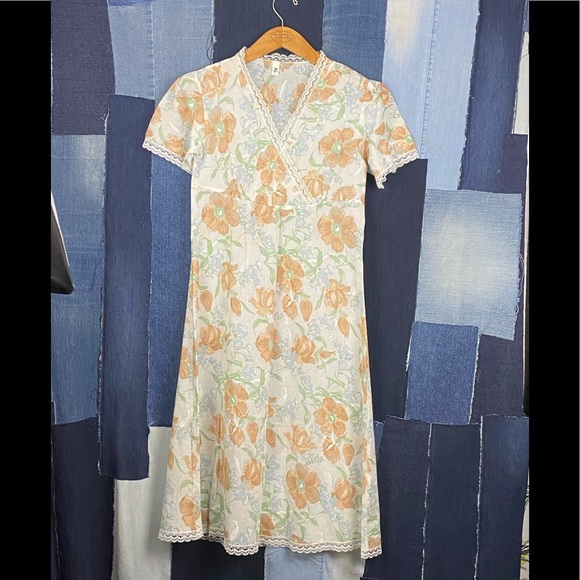 Vintage Night Gown w/Lace & Floral Pleated Sleeves - Picture 4 of 7